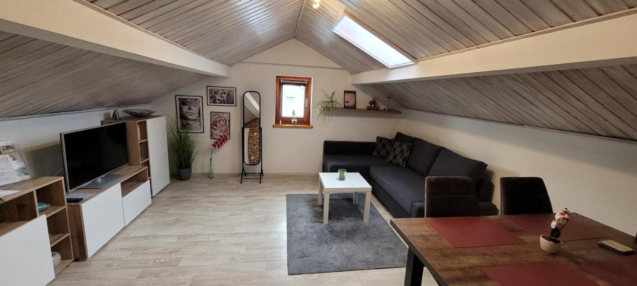 Kleine Gemuetliche Mansardenwohnung Im Suedosten Muenchens Assling Exterior foto