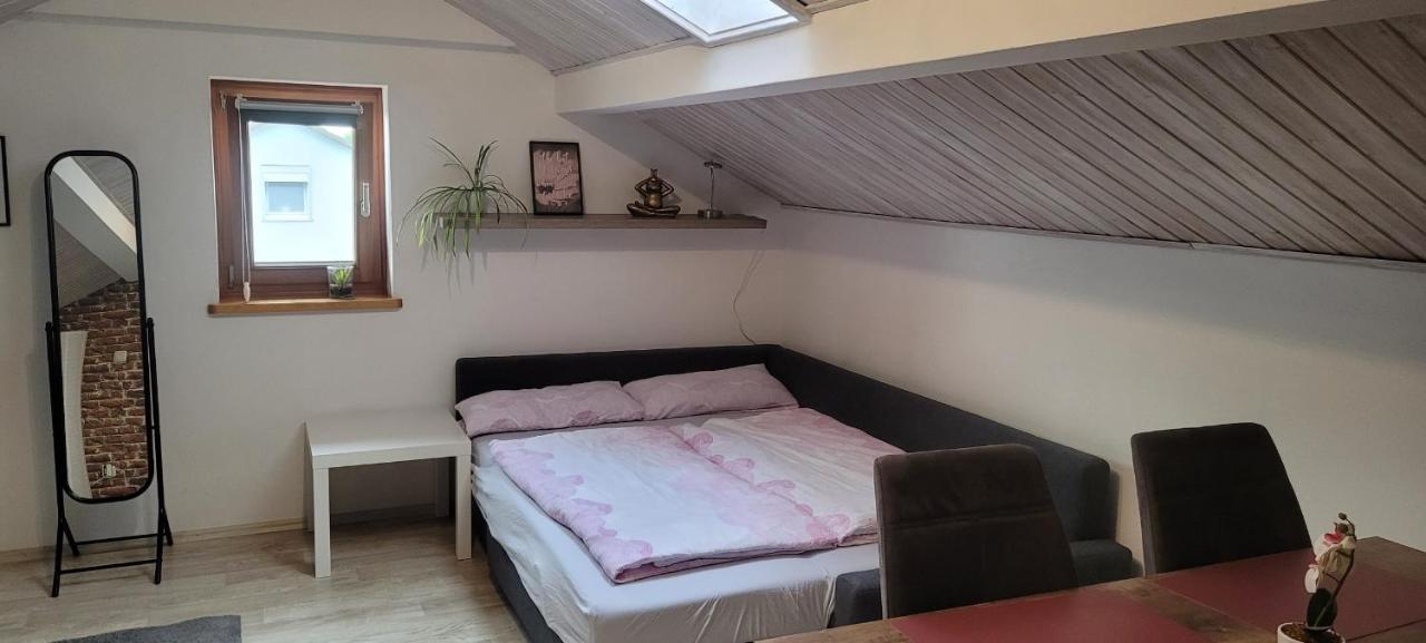 Kleine Gemuetliche Mansardenwohnung Im Suedosten Muenchens Assling Exterior foto
